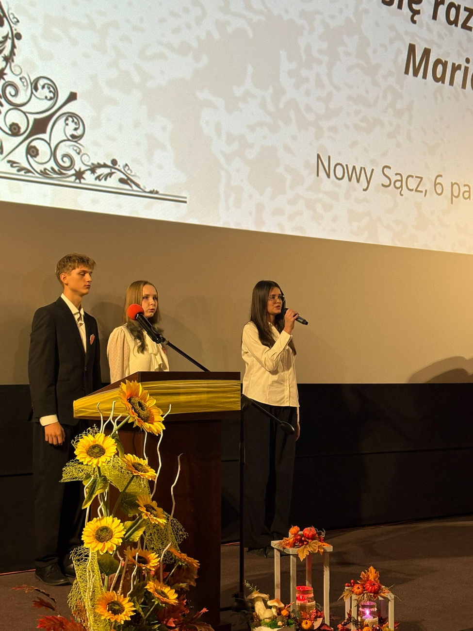 Zdjęcie Ślubowanie kl 1 2025 (53)4d09628a-8781-4aee-9488-fa298dacff63.jpg w galerii Ślubowanie klas pierwszych (6.10.2025)